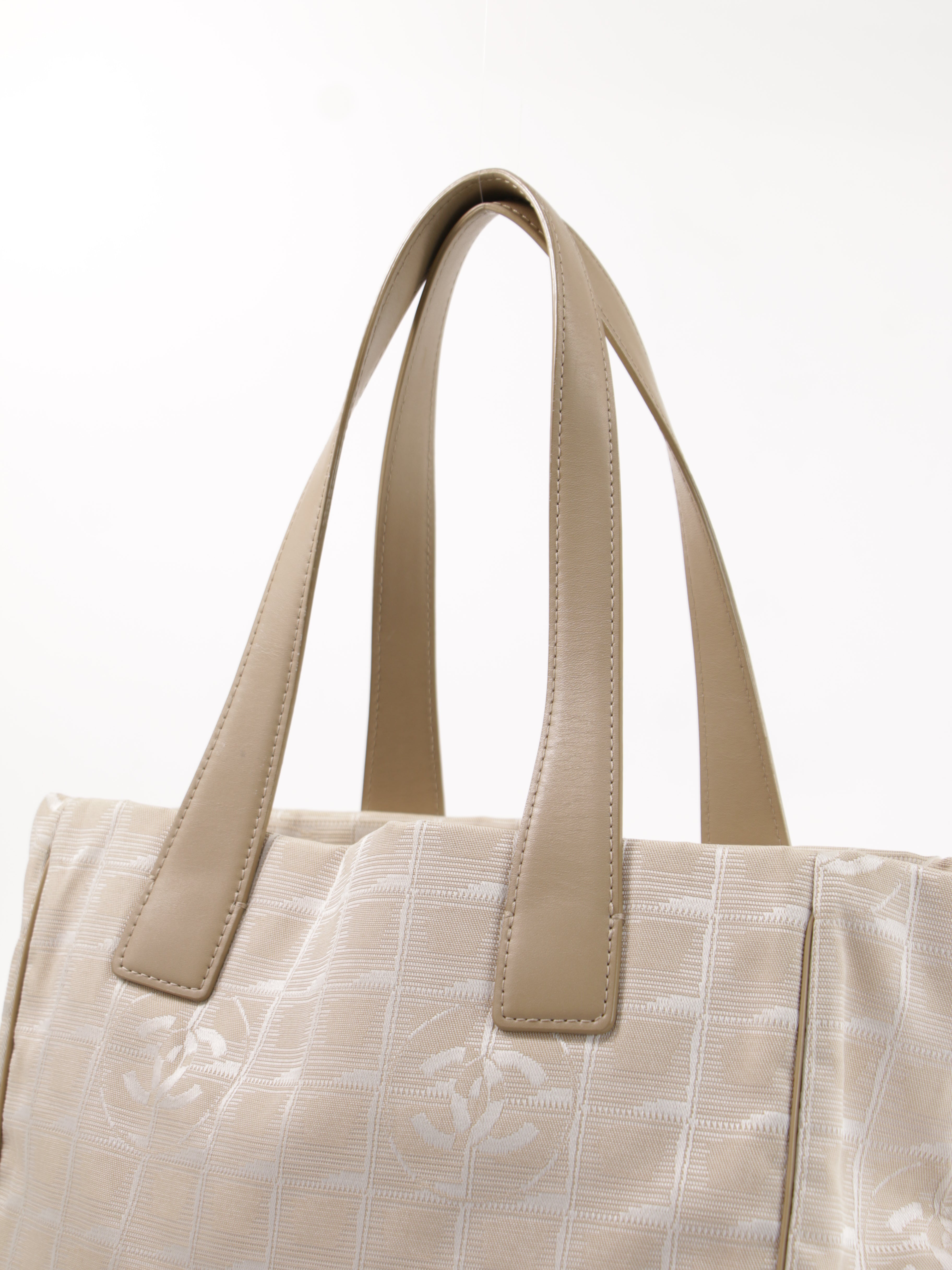Medium New Travel Line Tote