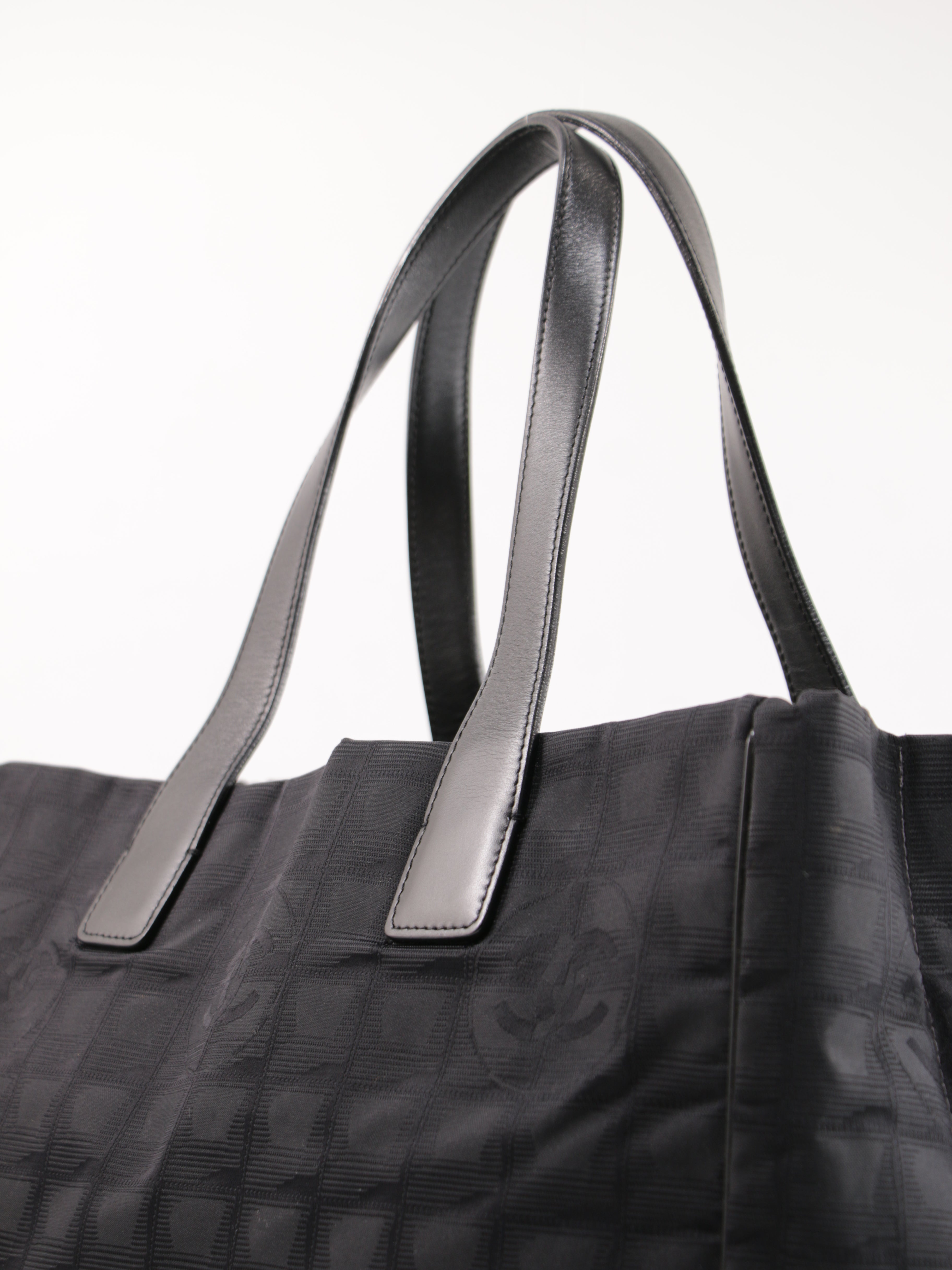 Medium New Travel Line Tote