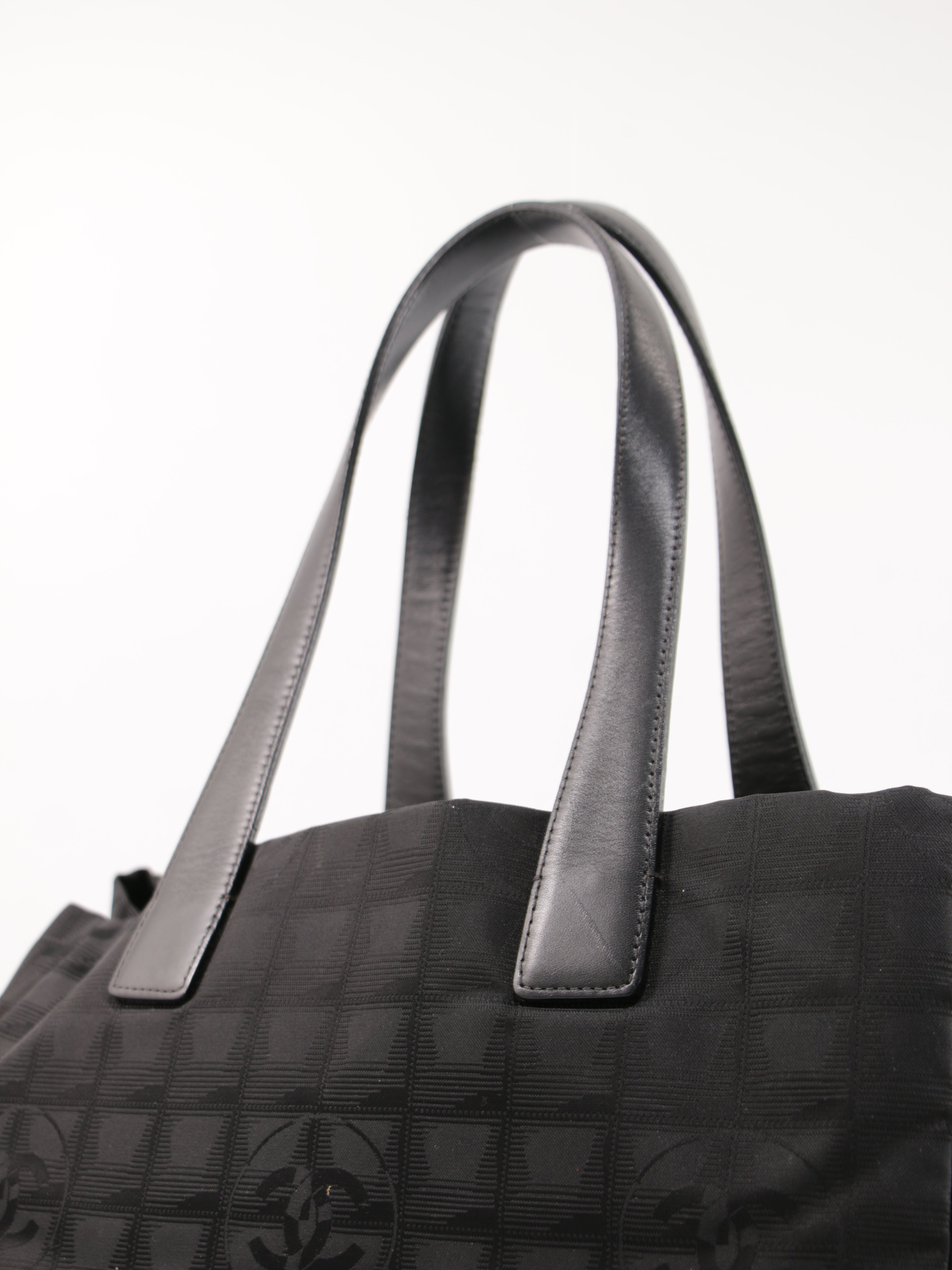 Medium New Travel Line Tote