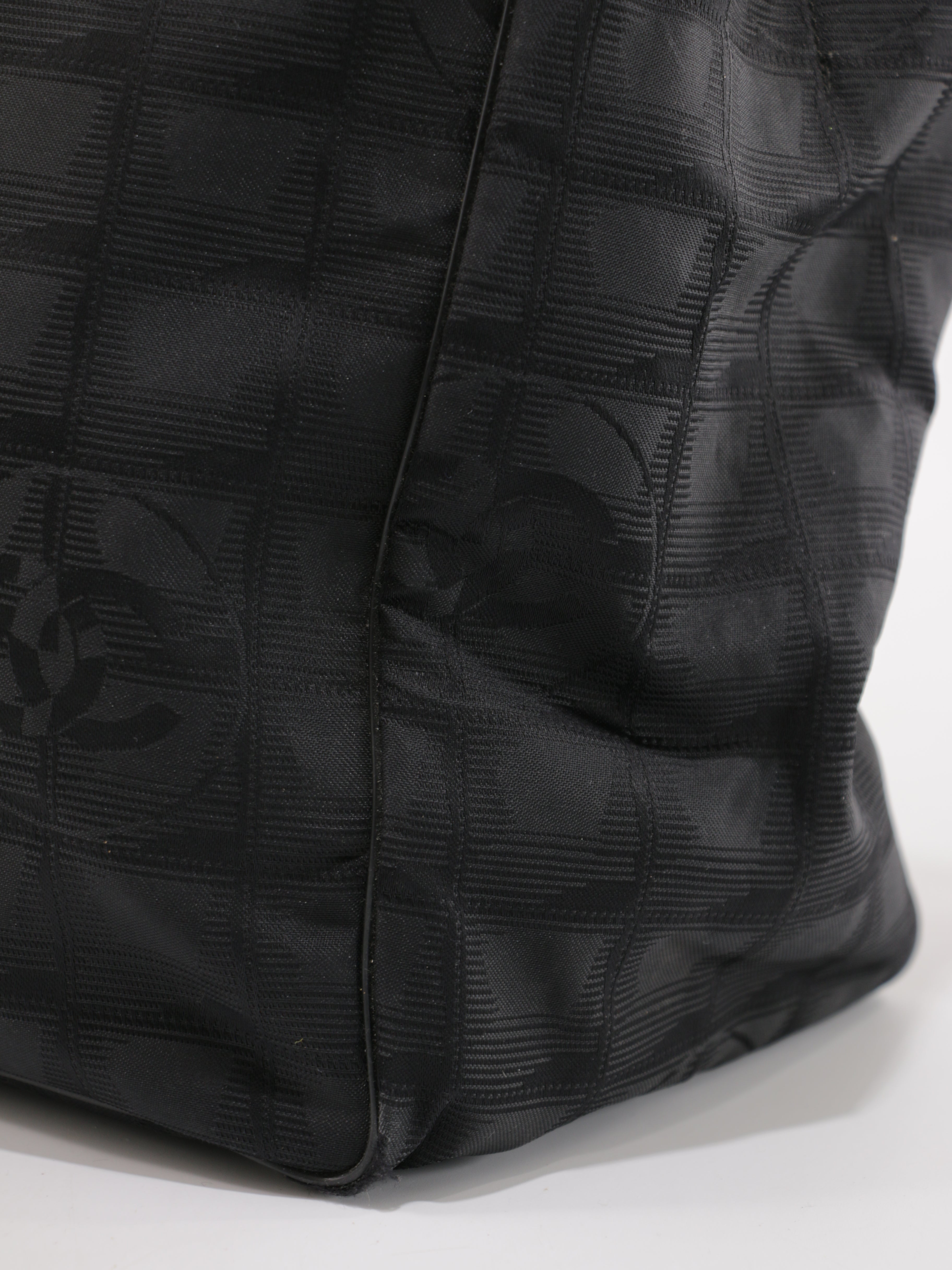 Medium New Travel Line Tote