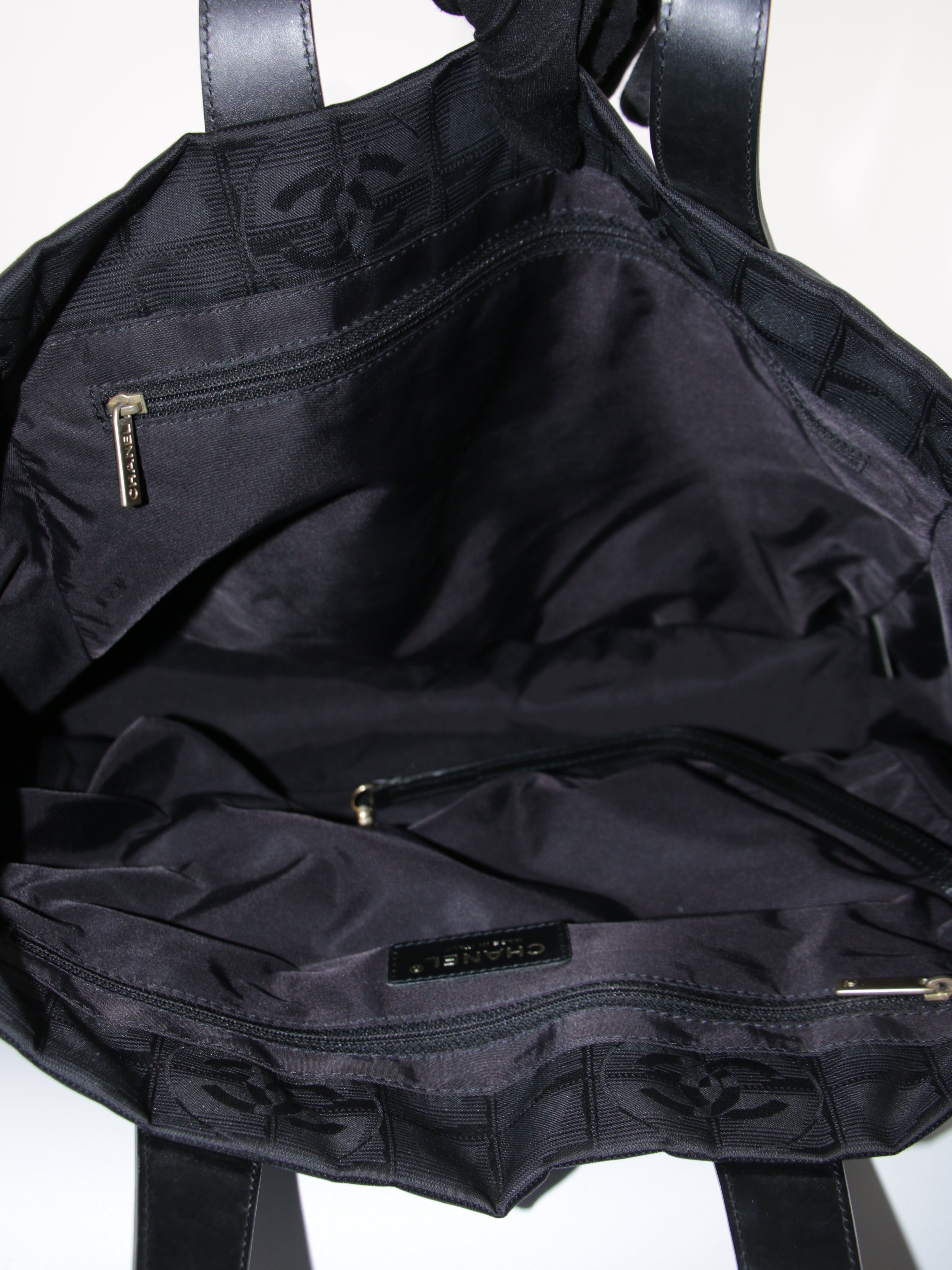 Medium New Travel Line Tote