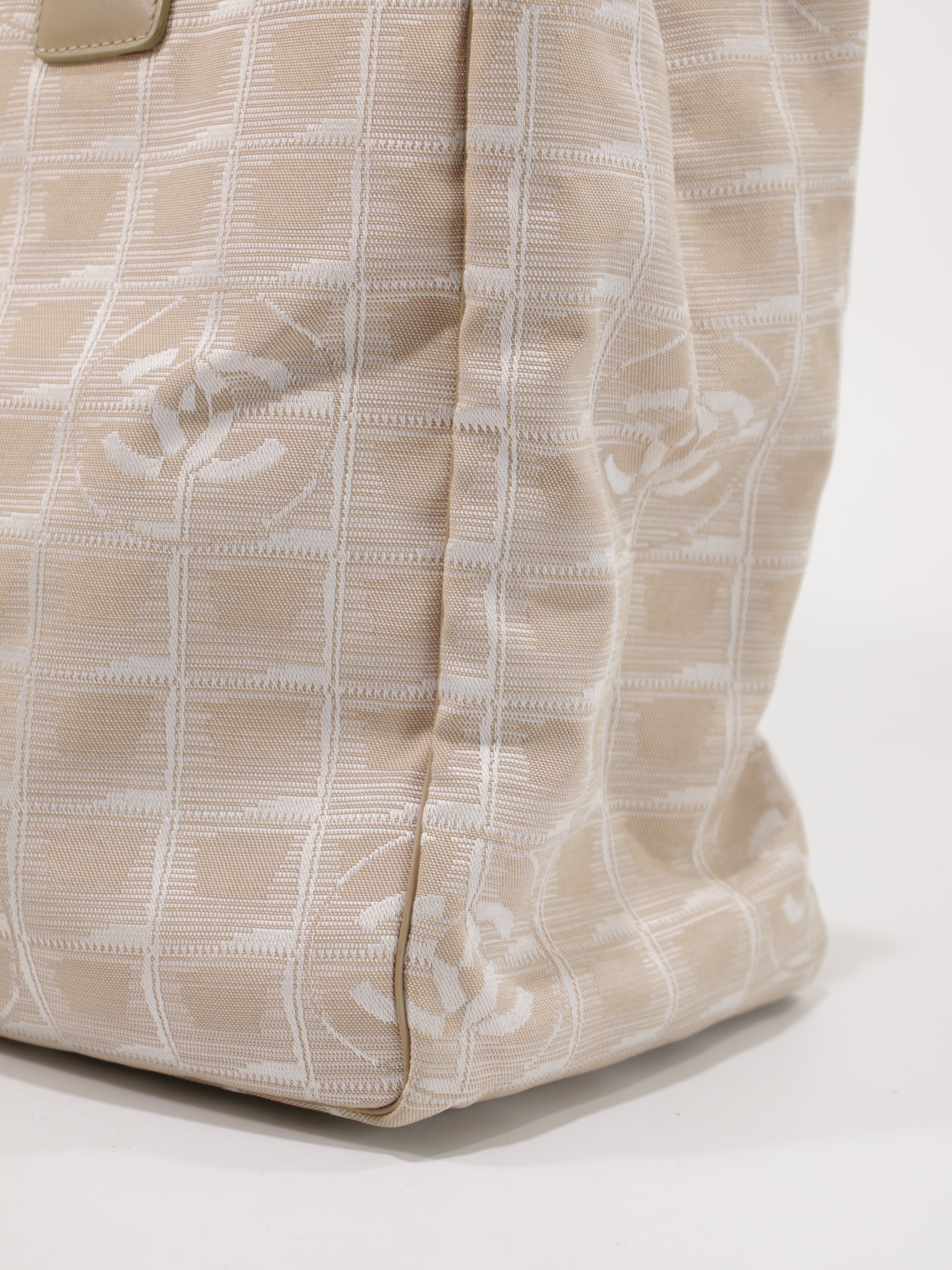 Medium New Travel Line Tote