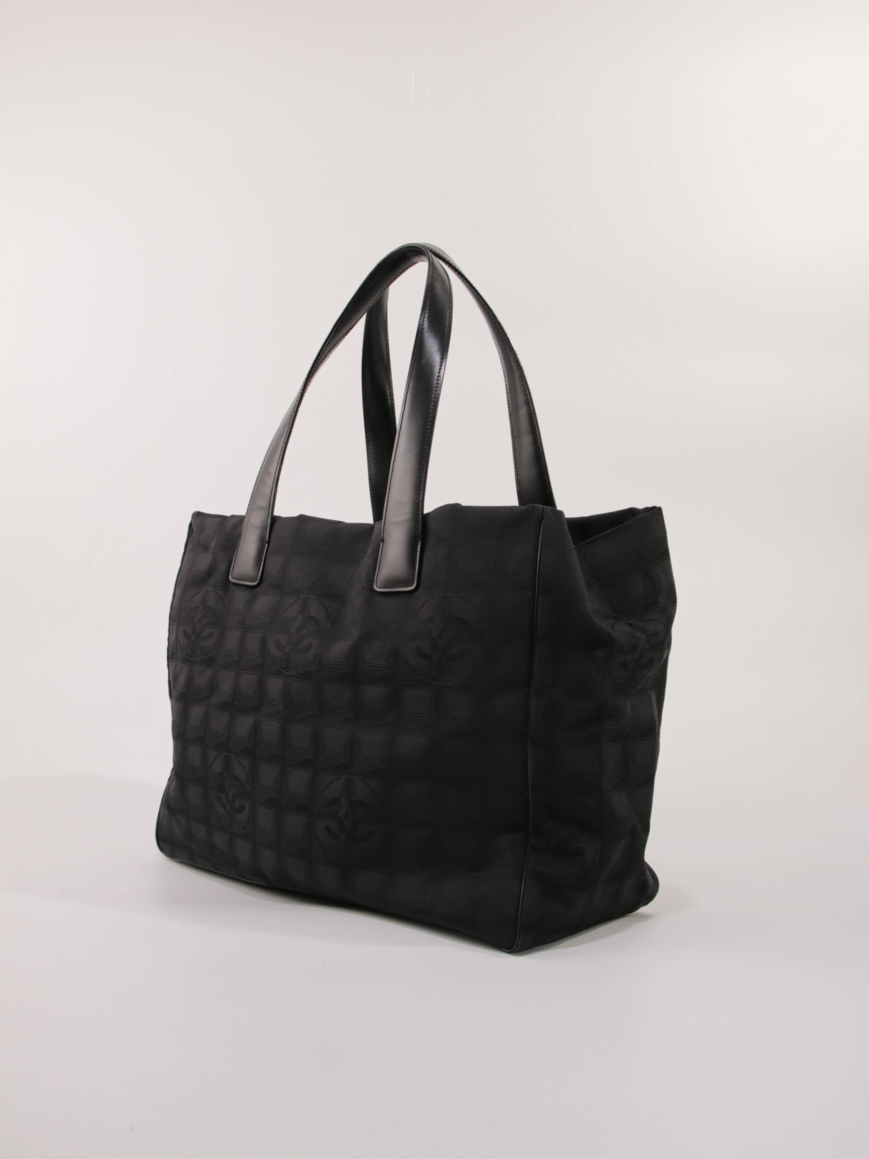 Medium New Travel Line Tote