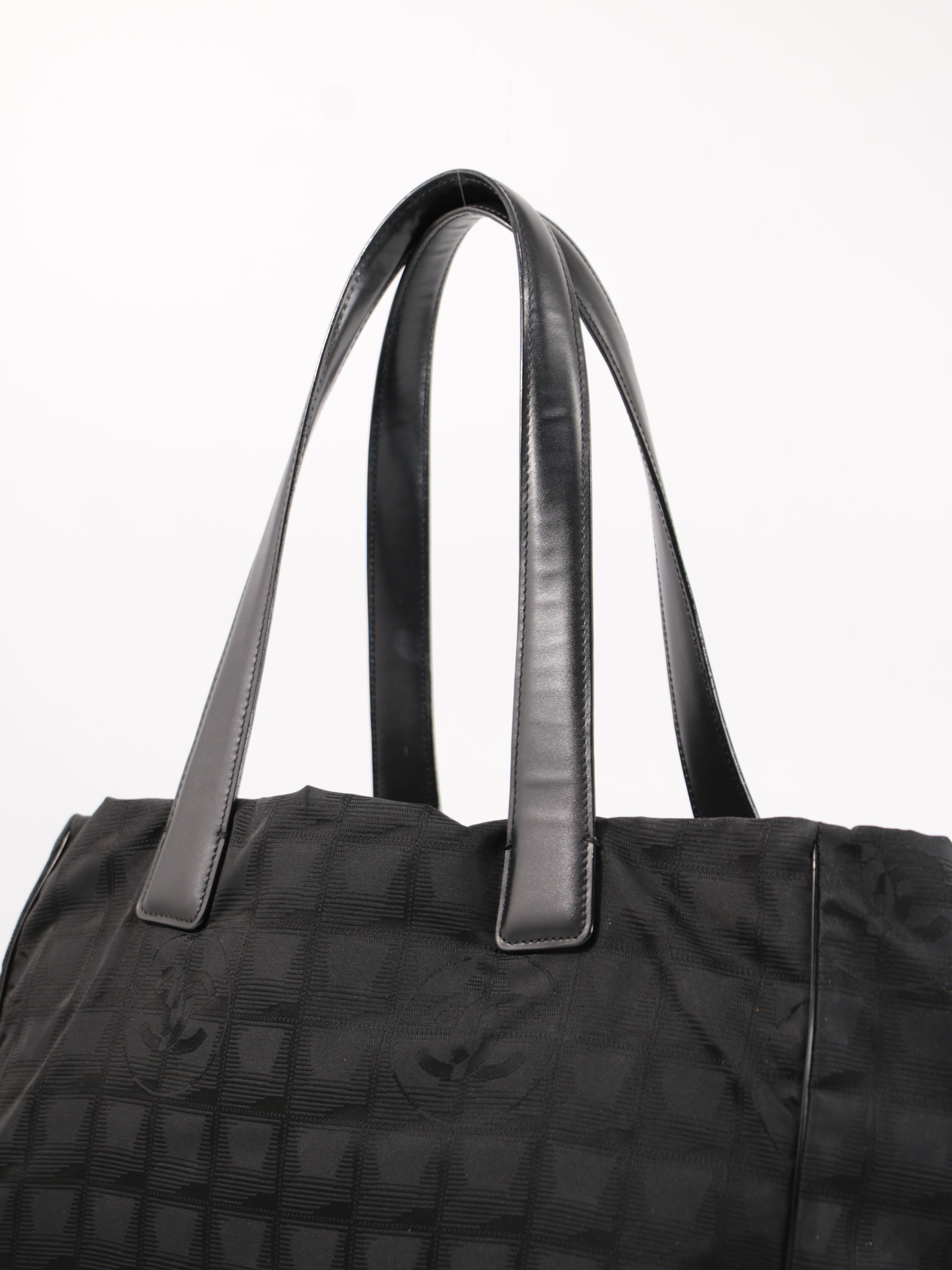 Medium New Travel Line Tote